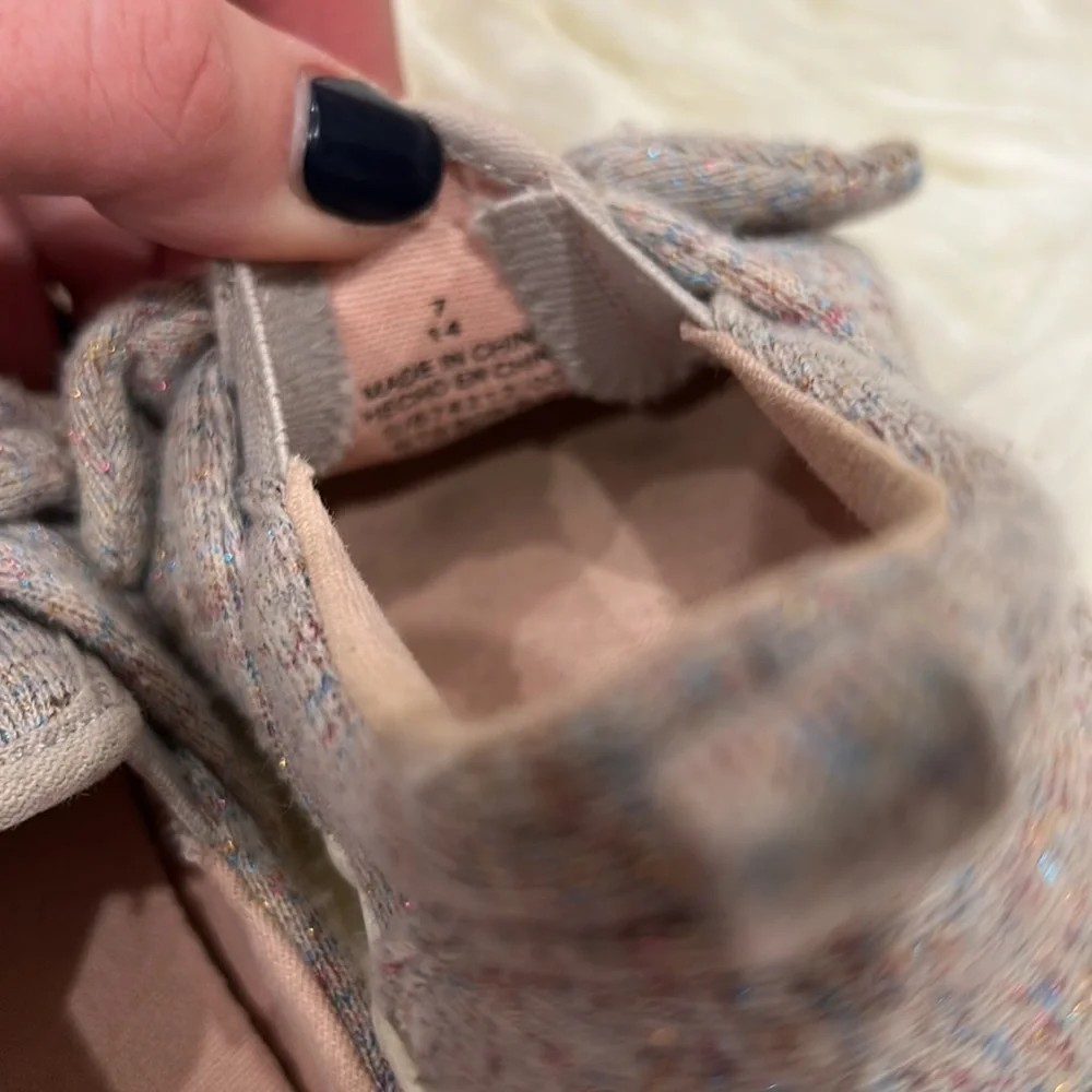 Old navy size 7 girl shoes as is